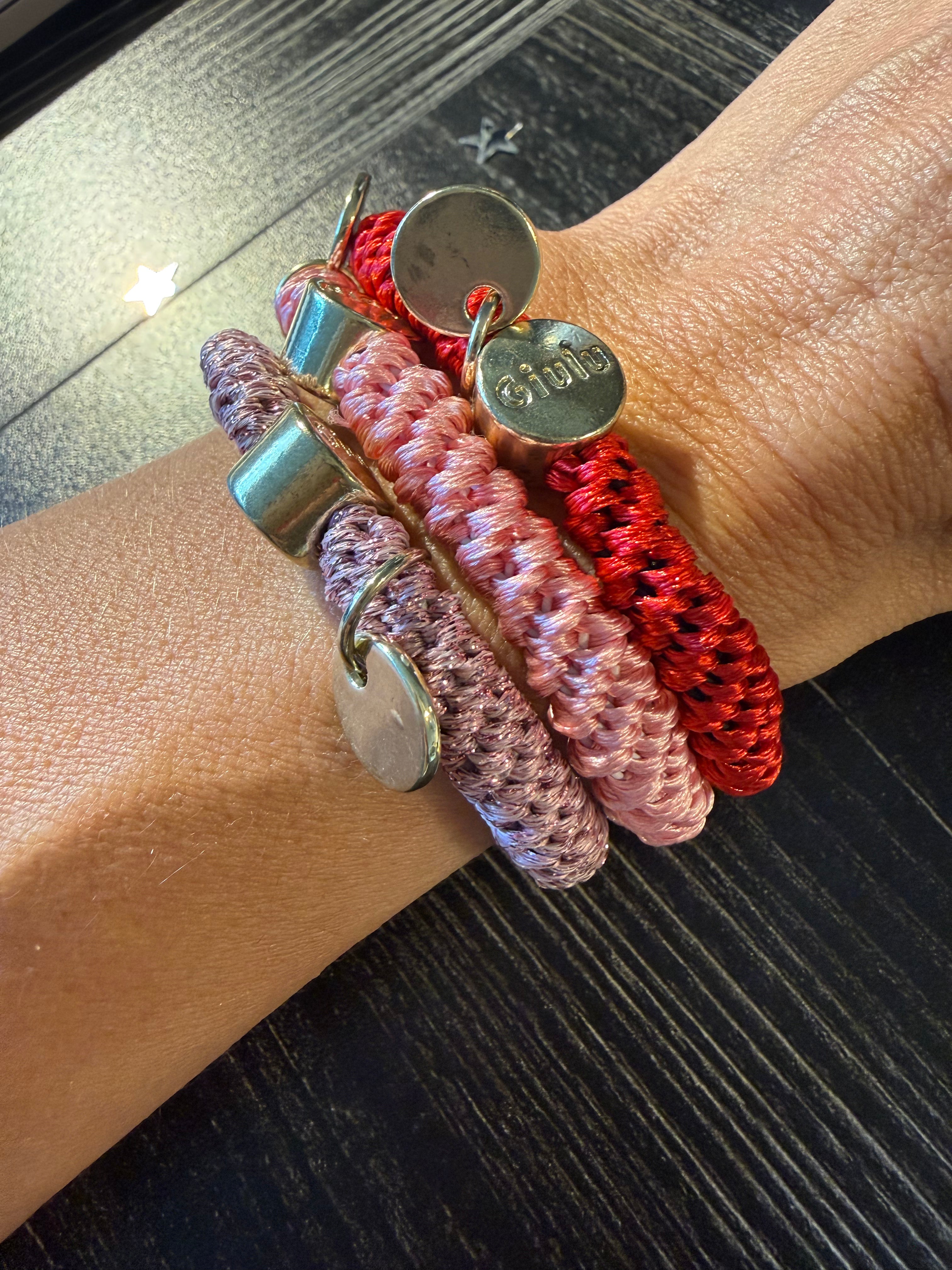 Haargummi 3er-Set Rot, Bonbon und Flieder Glitzer von Giulu als Armband am Handgelenk