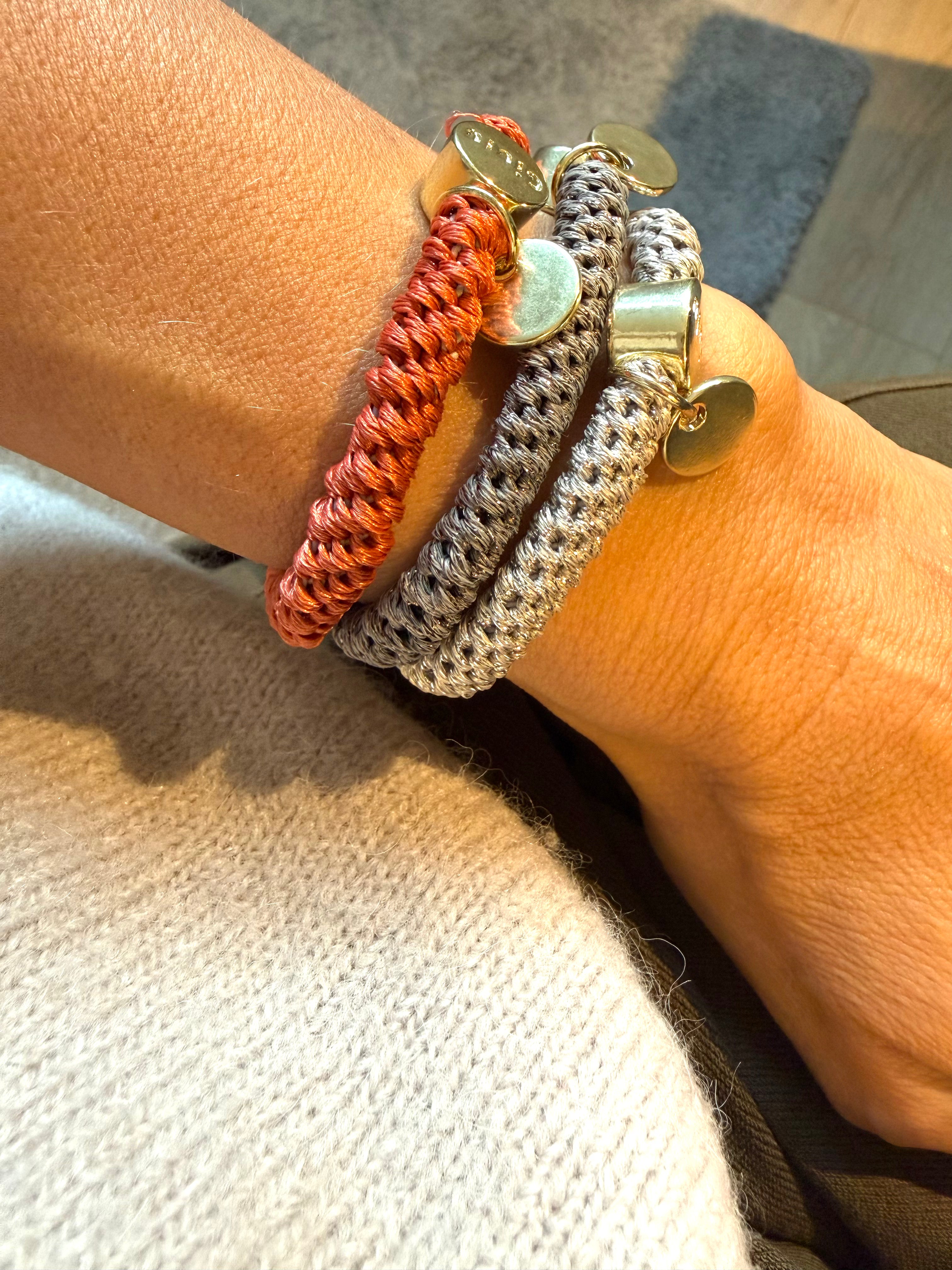 Haargummi 3er-Set Rost, Grau Glitzer und Silber Glitzer von Giulu als Armband am Handgelenk