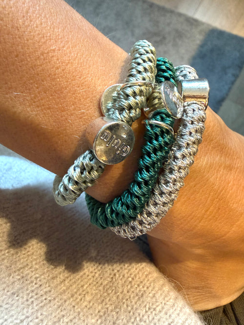 Haargummi 3er-Set Grün, Oliv und Silber Glitzer von Giulu als Armband am Handgelenk